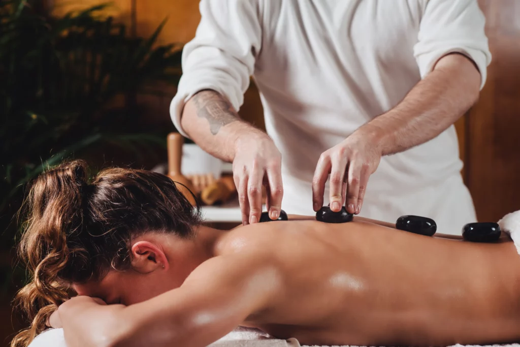 Masaż gorącymi kamieniami